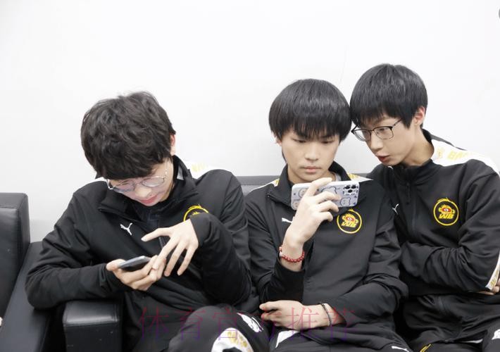 今天是梓墨22岁生日,WB发文:漫天的金色雨都在为你加冕 今天是梓墨22岁生日,WB发文:漫天的金色雨都在为你加冕